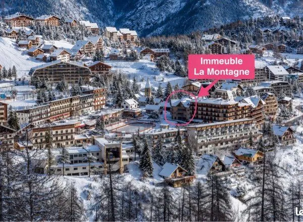 A vendre ou à louer 2 garages fermés place centrale d'Auron résidence la montagne