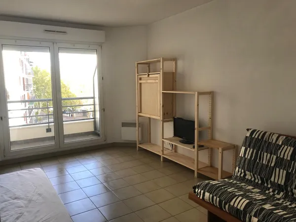 Studio meublé clair et calme au 5ieme à 2 pas du métro Chatillon-Montrouge (grand balcon, parking et