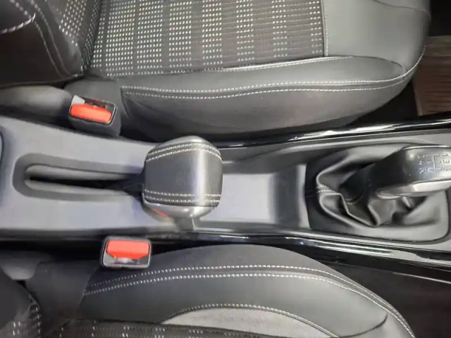 Peugeot 2008 1.2 puretech 110ch s&amp;s bvm5 — photo 30