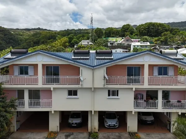 EXCLUSIVITE SAINTE-MARIE (974) - VENTE IMMEUBLE DE 4 APPARTEMENTS + PARKINGS COUVERTS - RENDEMENT LO
