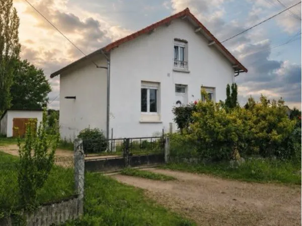 À louer - Maison de 127,35 m² avec dépendance de 28 m² à Abrest - 980 /mois