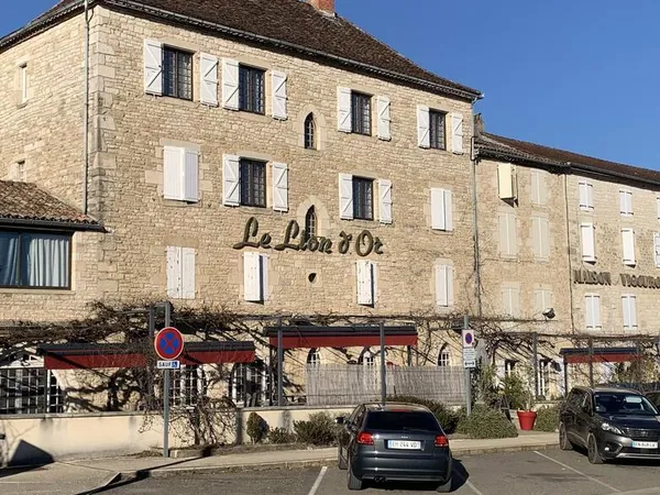A vendre immeuble à GRAMAT, 547m² habitables, 444m² de terrain, 17 pièces, dépendances, proche commo