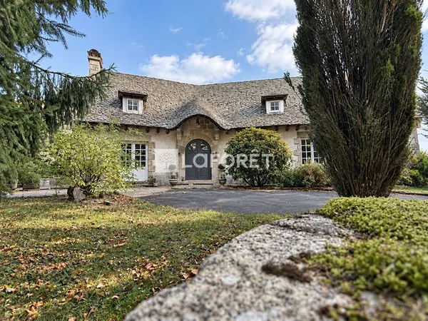 Maison de caractère - terrain arboré et clôturé de + de 2 500 m²