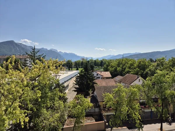 Exclusivité ! Rare, Bel appartement récent type 3 avec terrasse, vue et garage.