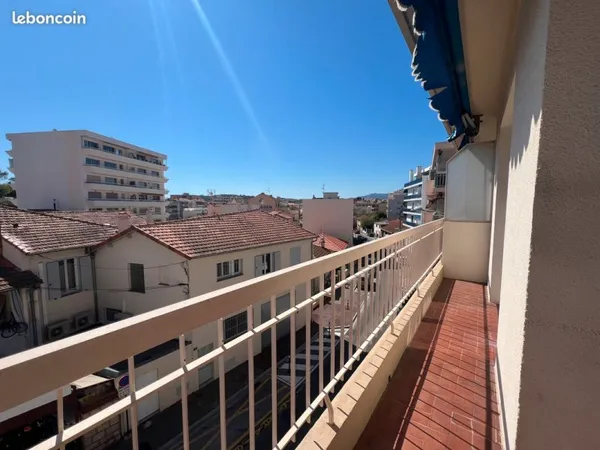 A LOUER - Grand studio lumineux avec balcon centre ville - Le Cannet