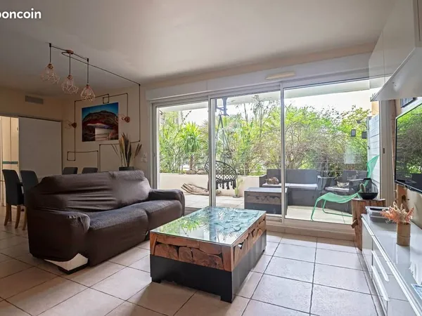 T3 meublé 62 m² DPE B — terrasse 15 m² sans vis-à-vis + parking — Port Marianne
