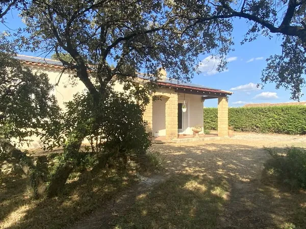 Villa de plain pied dans village recherché.