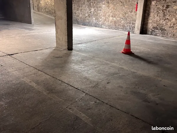 Place de parking à louer - Paris 20e (Rue des Pyrénées / Maraîchers)