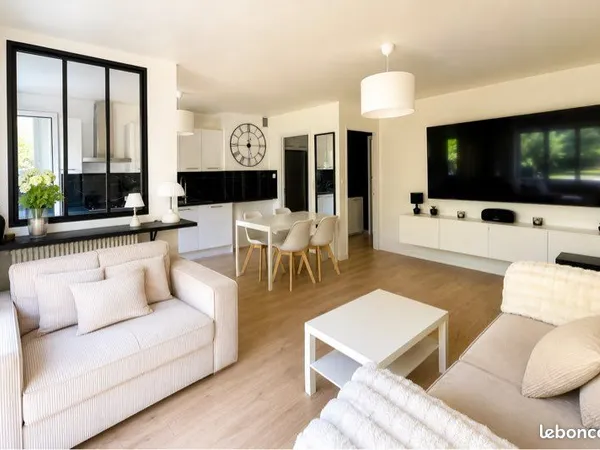 Appartement 71 m² entièrement rénové - Face au lac - Balcon, parking et ca