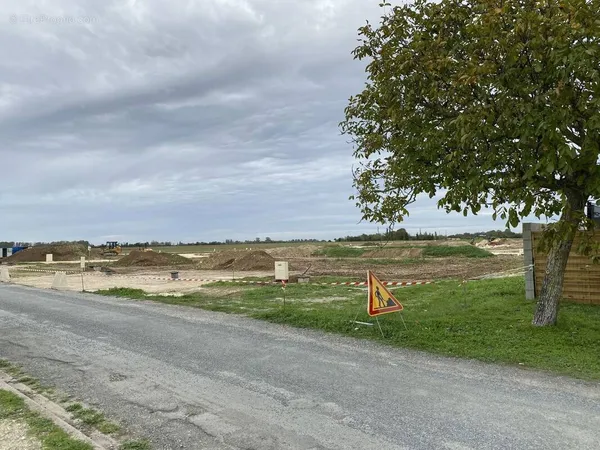 Terrain à bâtir de 307 m² à FORGES (17)