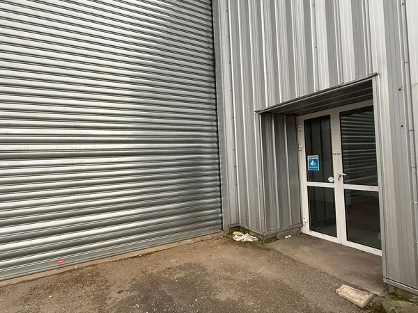 Local professionnel (atelier + bureau)
