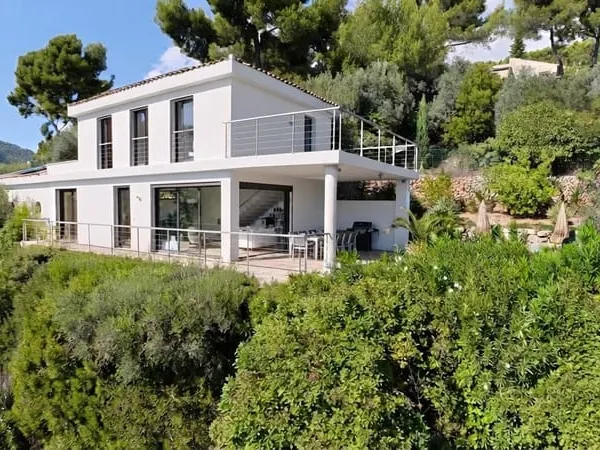 Villa contemporaine de luxe avec vue mer panoramique à 360°, 4 chambres, piscine et terrain.