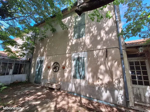 Propriété composée de deux maisons et d'un terrain constructible