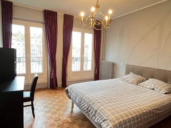 Chambre individuelle dans un appartement 7 pièces de 150m2 à louer