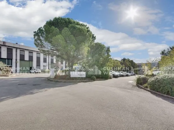 Local d'activité 908 m²