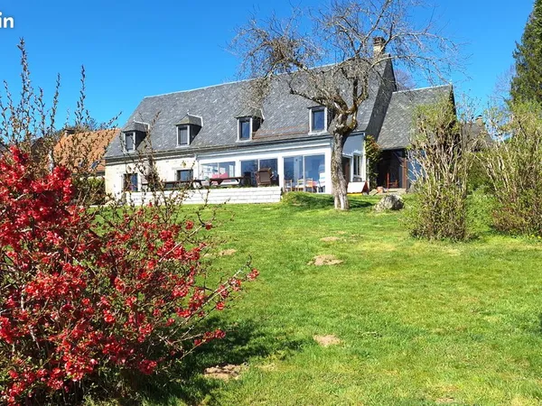Propriété de caractère 300m² avec étang privé 1.68 hectares gîte indépendant