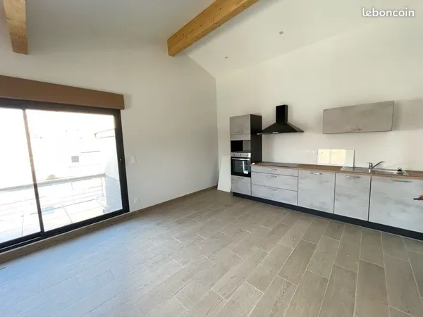 Etage de maison 3 chambres avec place de parking et terrasse