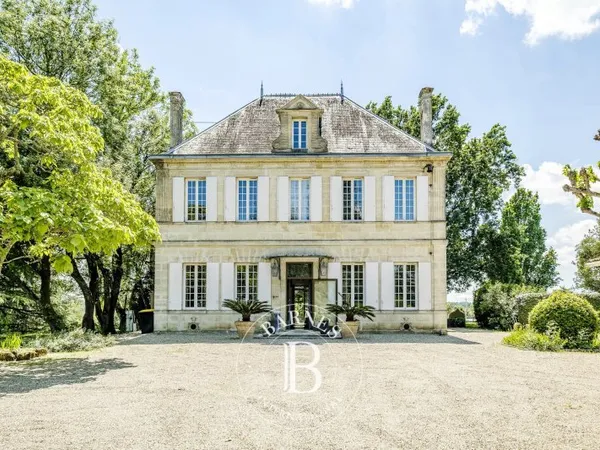 Saint-Loubès - Propriété hôtelière de 735 m² - Salle de sport - SPA - Piscine - Parc de 3 ha