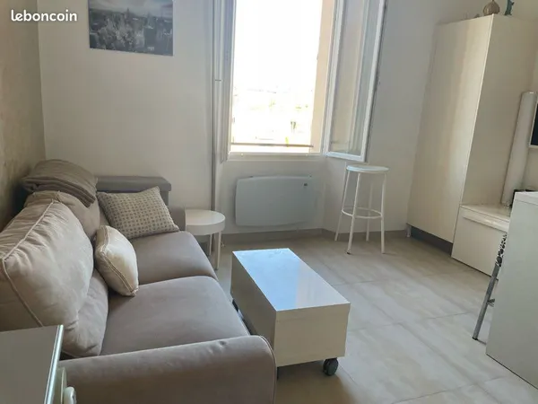 À VENDRE Très bel apt plus studette