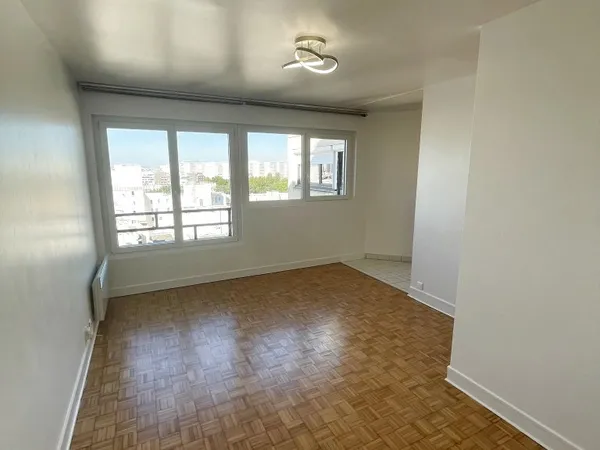 STUDIO 29 M2 13E ÉTAGE VUE PANORAMIQUE SUR PARIS & TOUR