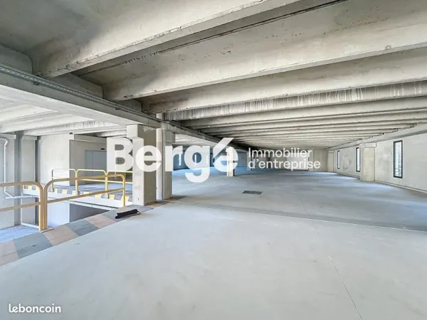 Local industriel 2 455 m²