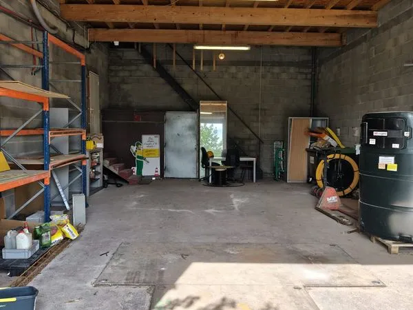 Box de 100m2 avec bureaux 35 m2 clim sanitaire