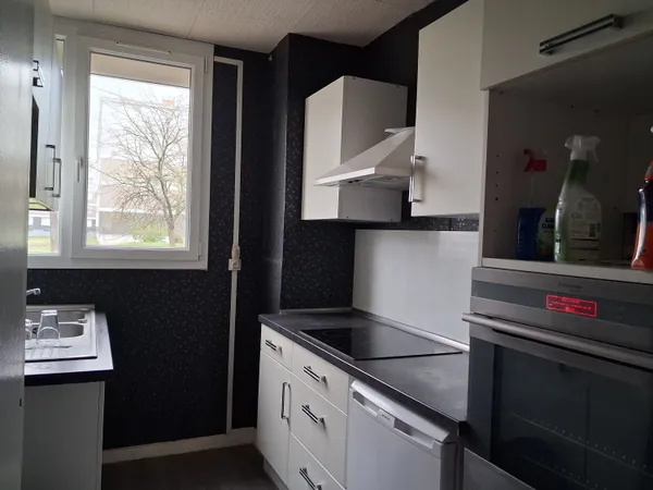 Vends Mérignac Le Burk, appartement T2 avec cave et stationnement dans une résidence en rénovation