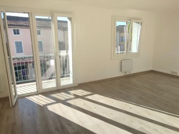 Appartement 4 pièces (2 chambres) 70m2 avec Balcon et cave. Avec Balcon et cave
