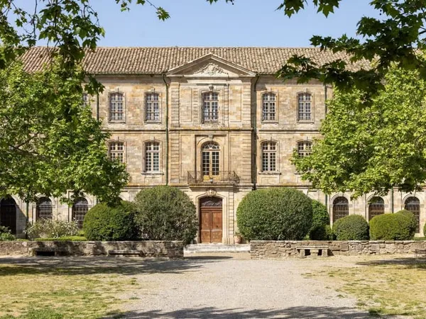 Ancien prieuré royal aux allures de palais