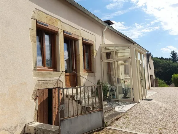 Maison à Cussy en Morvan de 136 m2 - 8 pièces - diverses dépendances - terrain 1182 m2
