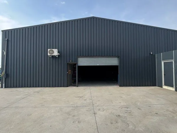 Hangar / Local d'activité neuf 400 m² + Bureaux climatisés à Benet