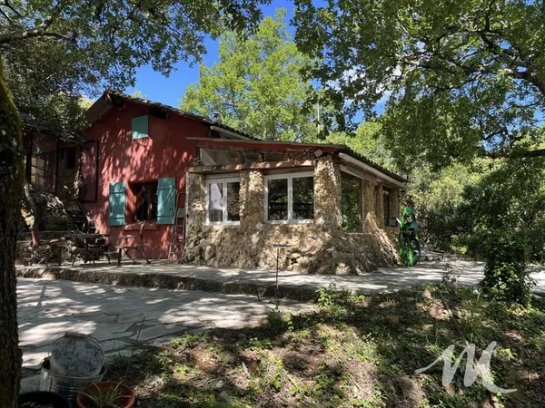 Bastidon en pierre à vendre à Barjols sur 2,3 hectares de terrain avec un puits dont 1,6 hectare en 