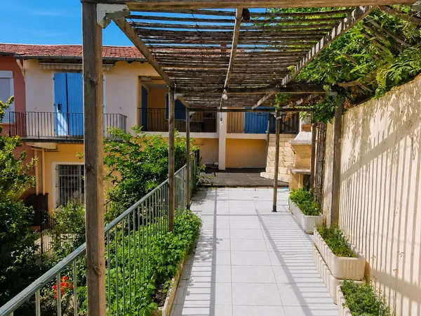 NIMES - POMPIDOU APPT TYPE 2 AVEC TERRASSE ET JARDIN EN EXCL
