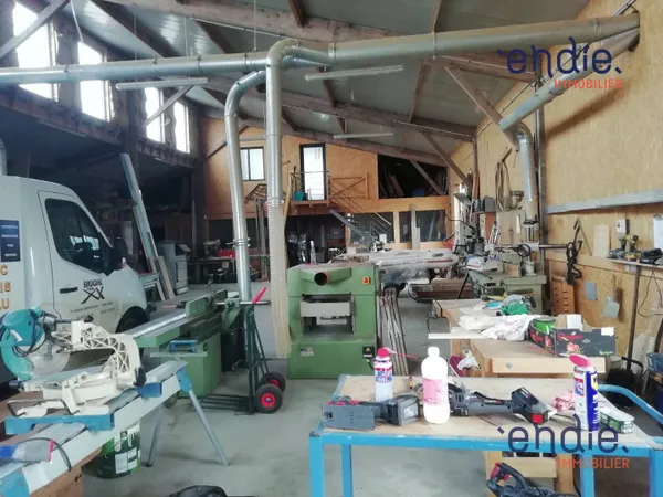 LOCAL ARTISANAL DE 524m² avec 2200 m² de terrain!!