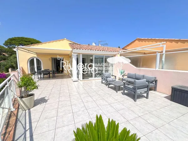 T3 DERNIER ETAGE AVEC GRANDE TERRASSE et centre-ville et plages à pied !