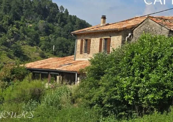 ARDECHE Vallée de L'auzène : Maison de pays 3 pièce(s) 100 m2 avec terrasse couverte.