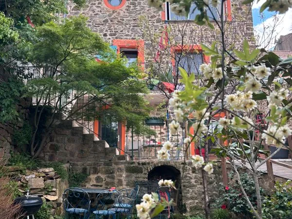 Maison de village en pierre avec petit jardin, terrasse et vue dégagée
