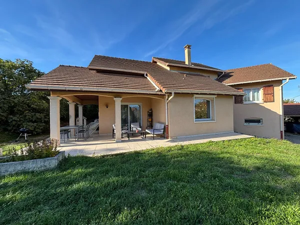 Belle maison familiale avec mezzanine, sous-sol et piscine !