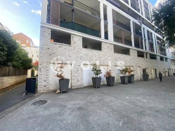 Locaux commerciaux - A LOUER - 122 m² non divisibles