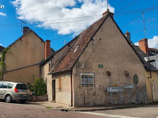 Maison de village avec verger et source d'eau à 2h30 de Paris centre