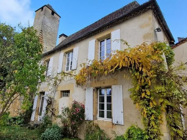 LES EYZIES - ancien presbytère à restaurer offrant environ 128m² habitables, dépendances et jardin