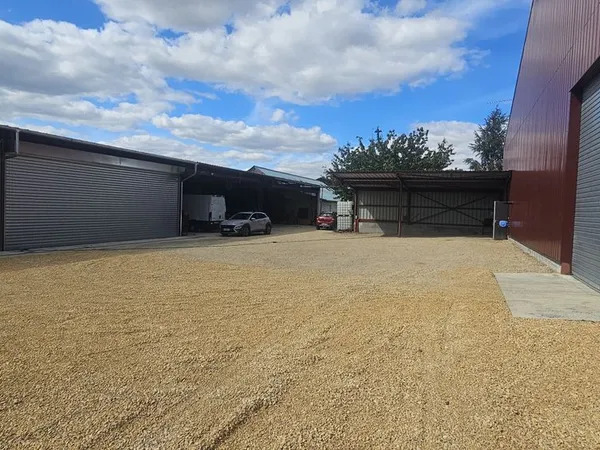 Local 470 m² Roye