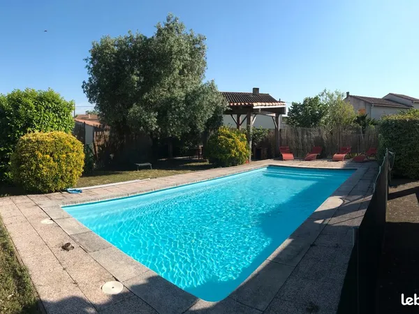 Villa meublée 130 m² - 4 chambres - Piscine - Jardin 700 m² - 1 250 /mois