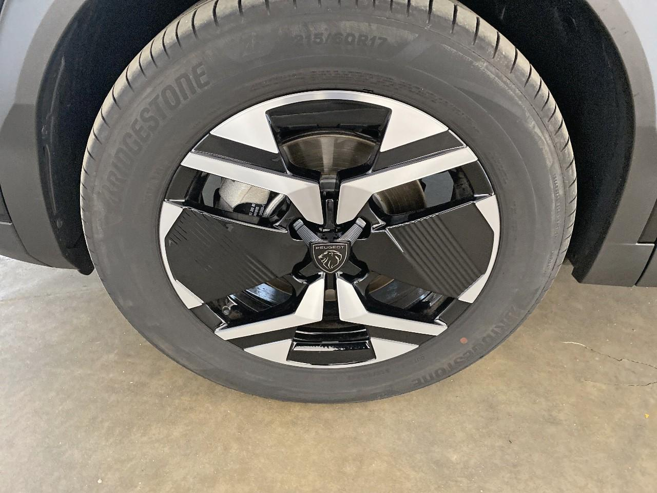 Peugeot 2008 hybrid 145 ch e-dcs6 allure — photo 11