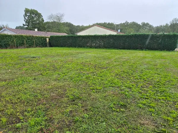 Terrain 600 m²
