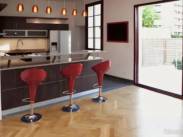 Maison de ville de 150 m², 3 chambres avec salle de bain, terrasse et jardin, meublée ou vide