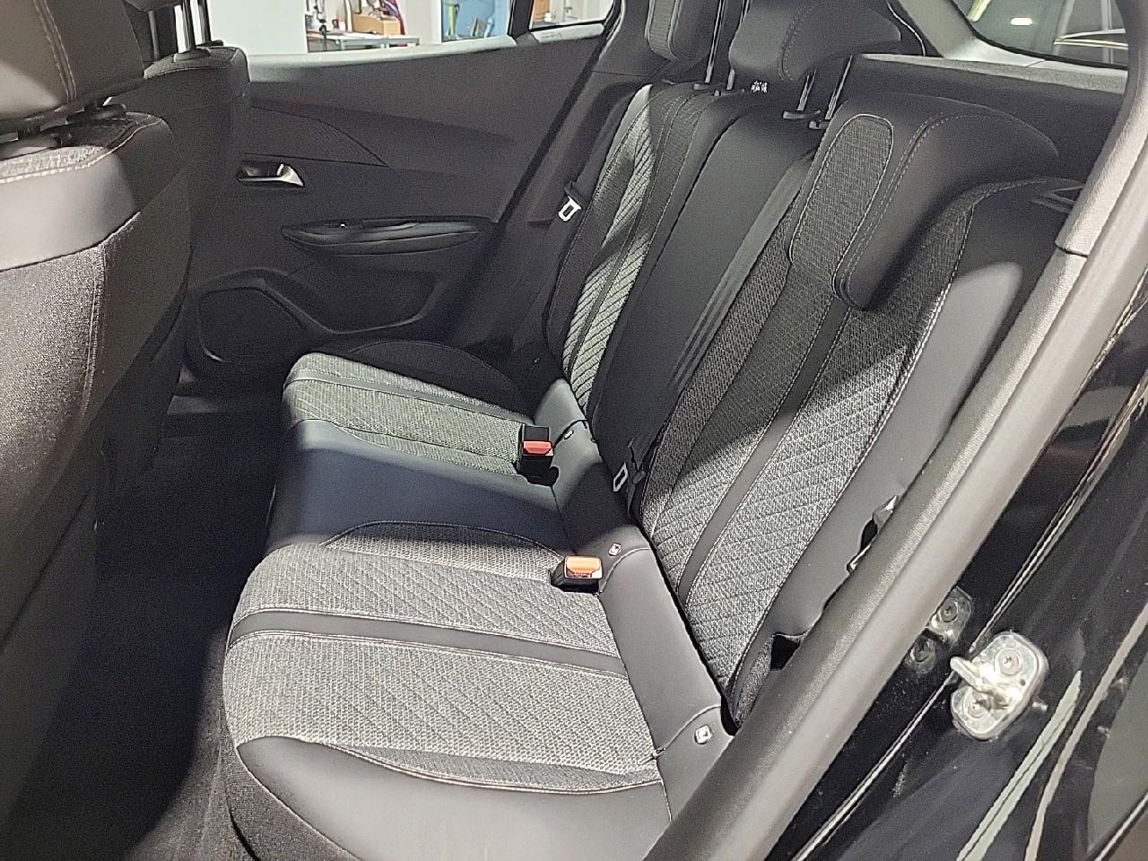 Peugeot 2008 hybrid 145 e-dcs6 allure — photo 13