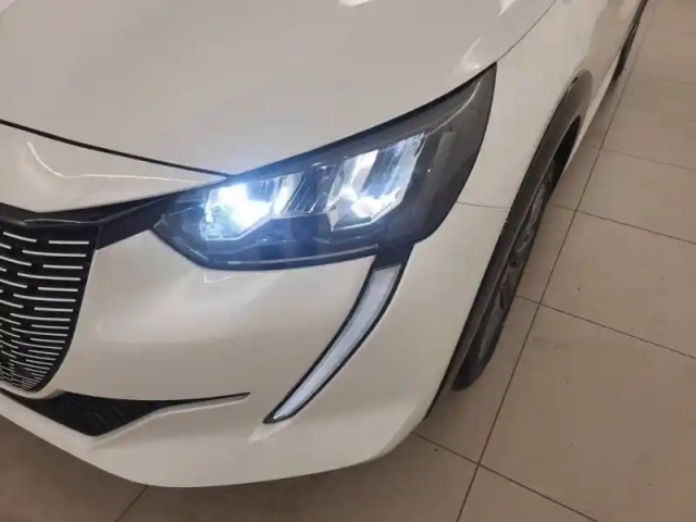 Peugeot 208 electrique 50 kwh 136ch — photo 42