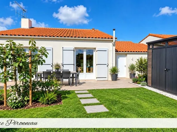 VOUILLÉ-LES-MARAIS - MAISON DE PLAIN-PIED - 2 CHAMBRES - GARAGE - JARDIN