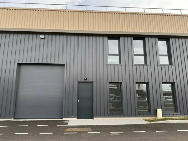 Local industriel 328 m²